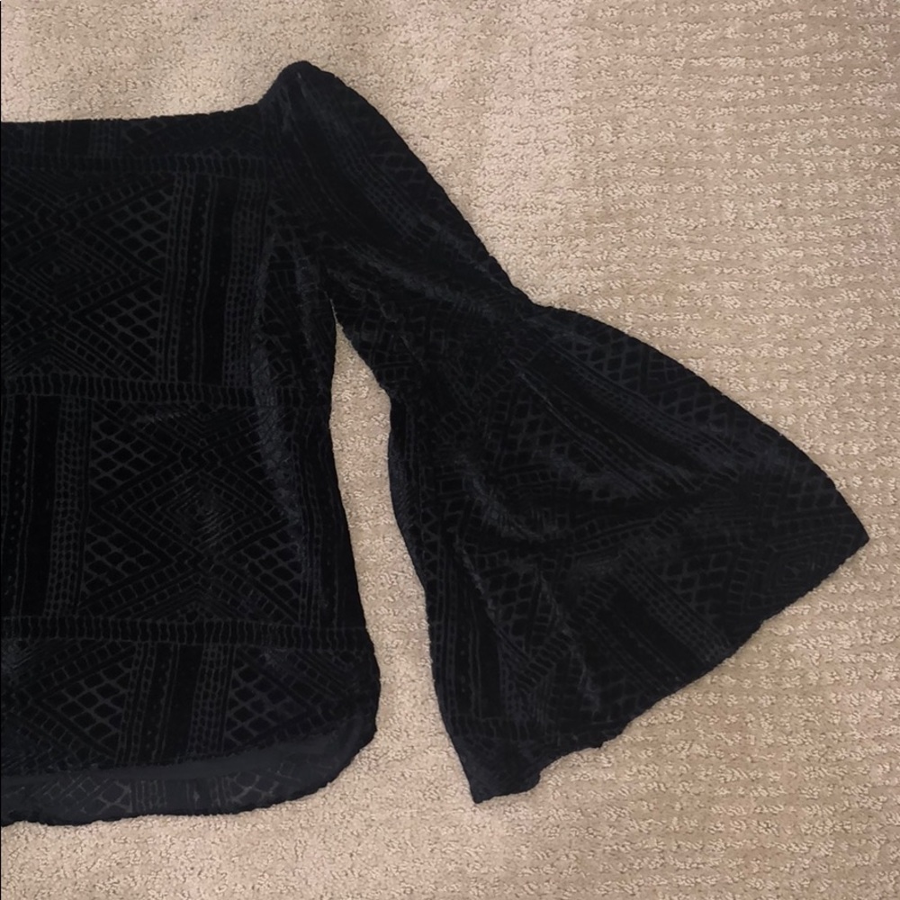 Velvet bell sleeve top!